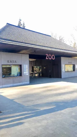 Vstupní budova krakovské zoo s pokladnami a růžovým nápisem ZOO nad vchodem